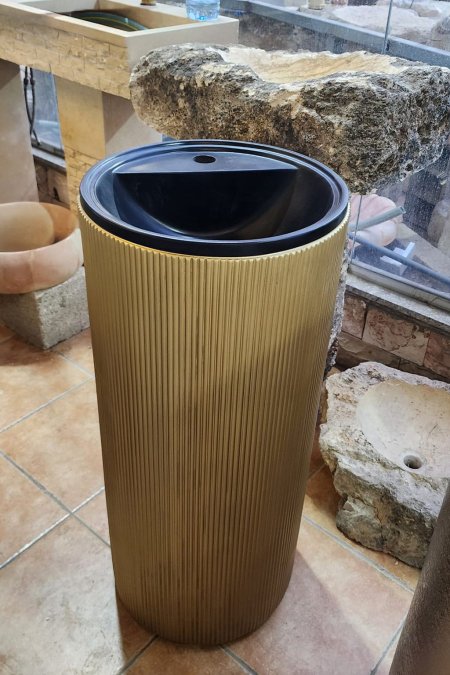 مغسلة ستاند سوداء بقاعدة ذهبيّة مخددة